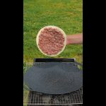 【BBQやるならこれ絶対やって！】肉汁ジュワ〜♪こどもに大人気の巨大バーガー！ / Quesadillas Burger #shorts