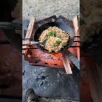 👲🏻簡単パラパラチャーハン⏩レシピはコメント欄#キャンプ飯 #camping #outdoorcooking #asmr