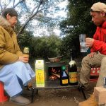 【焚火で水炊き鍋】2時間煮込んだスープをいいちこで割る。