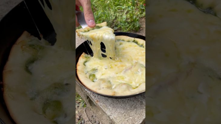 【超絶】キャンプでチーズ大盛りピザ作ってみた #Shorts #キャンプ