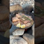 【キャンプ飯】りんごジュースで煮込んだスペアリブが美味すぎた #料理 #おつまみ #アウトドア #cooking  #shorts