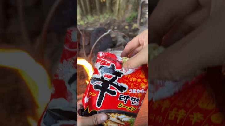 【キャンプ飯】マイルドチーズ辛ラーメン#キャンプ#ソロキャンプ #shorts