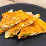 カリカリチーズが癖になる！キャベツとベーコンのチーズ焼きの作り方【キャンプ飯・簡単レシピ】