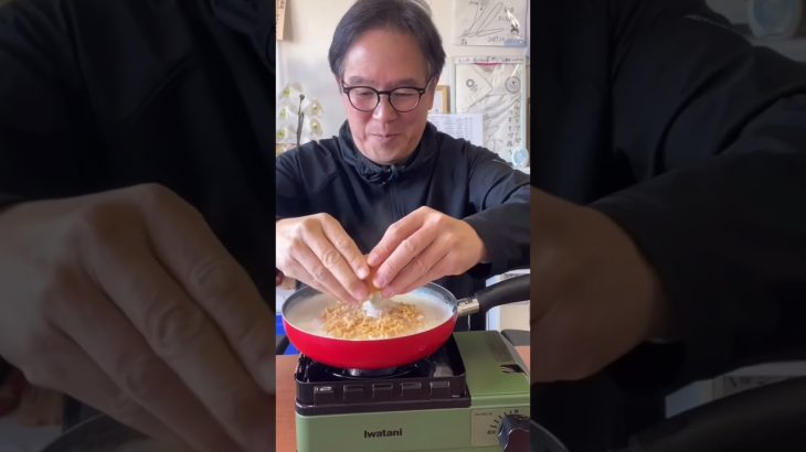 おやじキャンプ飯🏕️チキンラーメンと納豆👍 #納豆  #cooking  #food  #natto  #shorts  #キャンプ飯