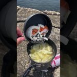 海で作るコンソメスープパスタ #キャンプ飯 #cooking #パスタ