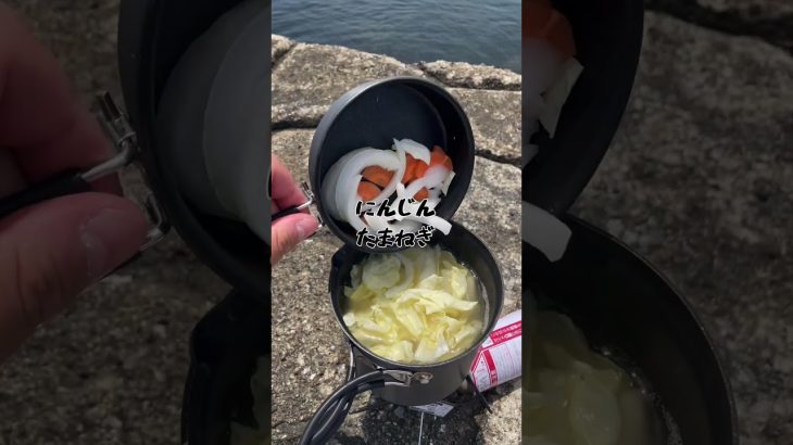 海で作るコンソメスープパスタ #キャンプ飯 #cooking #パスタ