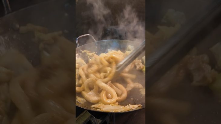 キャンプで適当ホルモンうどん #shorts #キャンプ飯 #料理 #food #cooking #ウンバボ族