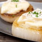 簡単シンプルなのに最高！新玉ねぎソテーのカマンベールチーズ乗せの作り方【キャンプ飯・簡単レシピ】