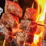 ステーキ肉を串焼きにするキャンプ酒