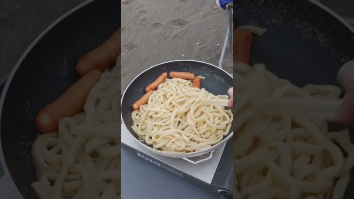 海辺の焼きうどんバーベキューです⑥ 石狩の海辺でキャンプ⛺楽しみだったんですが💦熊出没の為また晴れた日にキャンプ⛺予定です🎑 #shorts