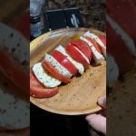 キャンプ飯　トマトとモッツァレラチーズで簡単カプラーゼ