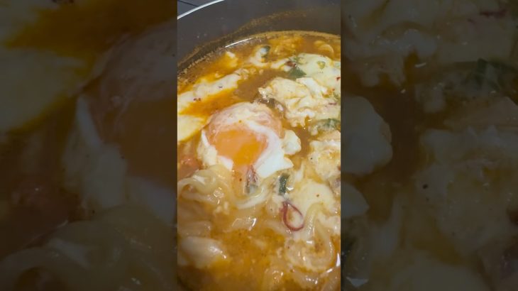 お家キャンプ気分⛺️辛ラーメンちょいトッピング🍜#キャンプ #outdoors #料理 #キャンプ飯