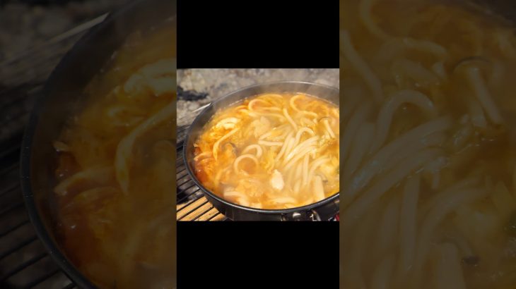 【焚き火で作るキムチチゲうどん】#shosts #キャンプ飯#うどん
