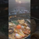 味噌煮込みうどん作りました😊焚き火で作ると熱々です😊　#味噌煮込みうどん #スキレット #キャンプ飯