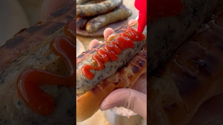 ジャンボハーブウインナーがデカすぎてホットドッグロールに収まらない！ #cooking #キャンプ飯 #アウトドアグルメ #japanesecamp #料理 #キャンプ飯 #shorts