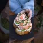 サーモンとアボカドのクリチートースト（レシピは説明欄に記載）